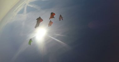 Geçersiz bir düzlemde dışında bir yün takım erkeklerle knock ve Dünya'dan üst ve güneşin arka planda mavi gökyüzünde uçmak görmek.