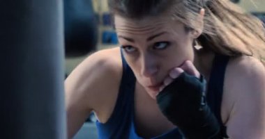 Beyaz kadın Boks kum torbası, ağır çekim video video