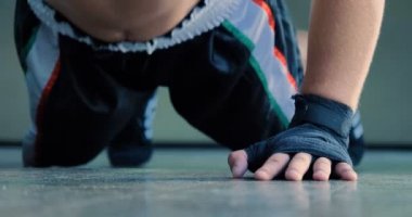 bir günde boks jimnastik salonu. Profesyonel boksör mücadele ve eğitim, boks eldivenleri, çarpıcı tekniği, bir stand, koruma ve dayanıklılık var. kavram: aşk spor, Genç boksörler, Victor aşk, tutku için spor, egzersiz