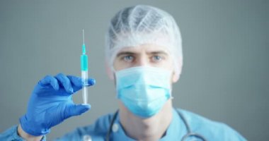 Bir doktor veya çocuk veya yaşlı yetişkinler veya tedavi hayvan hastalıkları için sıvı aşılar bir şırınga tutarak laboratuvar bilim adamı. Kavram: hastalıklar, tıbbi bakım, bilim, anestezi, ötenazi, diyabet.