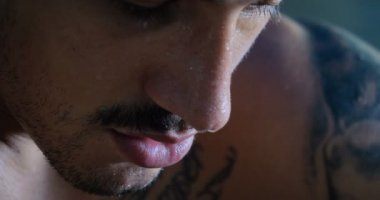 bir günde boks jimnastik salonu. Profesyonel boksör mücadele ve eğitim, boks eldivenleri, çarpıcı tekniği, bir stand, koruma ve dayanıklılık var. kavram: aşk spor, Genç boksörler, Victor aşk, tutku için spor, egzersiz
