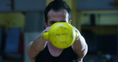 Spor salonunda, adam vücut geliştirmeci çalışır bir halter bench press, triceps, büyük pectorals kas, anterior deltoid kas geliştirme kavramı aşk spor, spor salonuna doğru ince vücut yemek, sağlıklı gidelim.