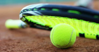 profesyonel tenis raketi ve alan tenis oyuncu odak ile kırmızı toprak arka plan ağır çekim