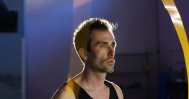 Spor salonunda, adam vücut geliştirmeci çalışır bir halter bench press, triceps, büyük pectorals kas, anterior deltoid kas geliştirme kavramı aşk spor, spor salonuna doğru ince vücut yemek, sağlıklı gidelim.