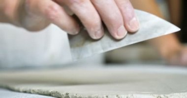 Ev yapımı el yapımı kil ve kalıp oluşturmak için onun yaratıcı atölye yaşlı bir esnaf Kavanozlar ve inşaat sanatı. Kavramı: elişi, gelenek, el yapımı sanat, yaratıcılık.