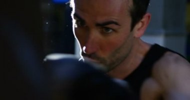 Spor salonunda, adam vücut geliştirmeci çalışır bir halter bench press, triceps, büyük pectorals kas, anterior deltoid kas geliştirme kavramı aşk spor, spor salonuna doğru ince vücut yemek, sağlıklı gidelim.