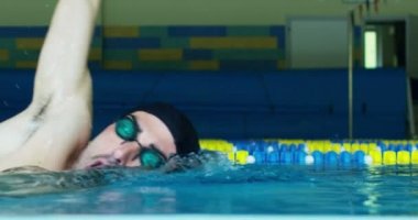 uzman yüzücü trenler uygun ve hangi onlar vücudun bütün kas tren spor bulunmaktadır yüzme bir yarıştan önce havuzda.