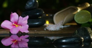 güzel su ve mumlar spa ve sağlıklı yaşam kompozisyon relax ve meditation.water aşırı yavaş motion.concept içinde ateş