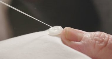 Profesyonel bir dikiş makinesi ile beyaz iplik bir İtalyan couture kumaş dikiş süper ağır çekim, yüksek moda kıyafet terzi diker. Sanayi, gelenek, moda kavramı