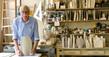 Ev yapımı el yapımı kil ve kalıp oluşturmak için onun yaratıcı atölye yaşlı bir esnaf Kavanozlar ve inşaat sanatı. Kavramı: elişi, gelenek, el yapımı sanat, yaratıcılık.