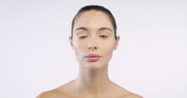 cilt ve mükemmel özellikleri ile genç kız temiz gösterir ve cilt nemli. genel kavram-in güzellik ve anti-aging, saflık kremler ve kırışıklık tedavisi için kremler