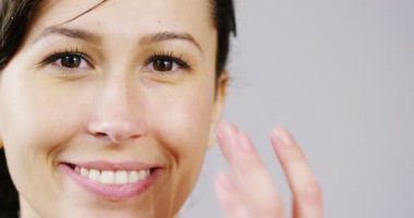 krem ile yüz cilt bakımı kadın video 