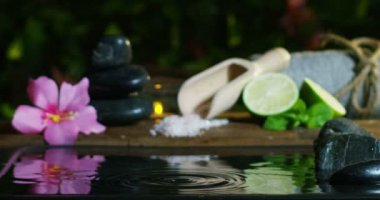 güzel su ve mumlar spa ve sağlıklı yaşam kompozisyon relax ve meditation.water aşırı yavaş motion.concept içinde ateş