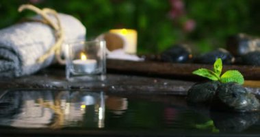 güzel su ve mumlar spa ve sağlıklı yaşam kompozisyon relax ve meditation.water aşırı yavaş motion.concept içinde ateş