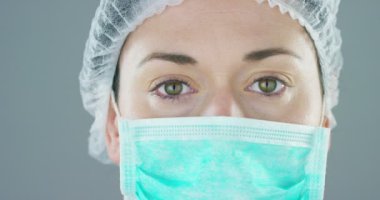 bir kadın doktor tıbbi maske takarak beyaz önlük ile video