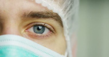 bir cerrah ya da doktor maskesi ve kulaklık hastane veya klinik operasyon için hazır portresi kapatın. Cerrah gülümsüyor güvenli ve kendini gurur. Tıp, hastaneler ve doktorlar, bakım kavramı