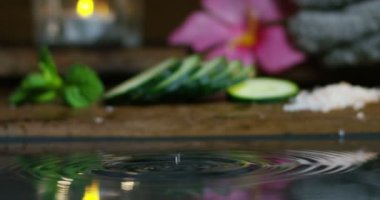 güzel su ve mumlar spa ve sağlıklı yaşam kompozisyon relax ve meditation.water aşırı yavaş motion.concept içinde ateş