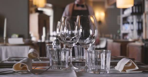 Video Waiter Man Walking Luxury Restaurant Table Glasses — Stock Video