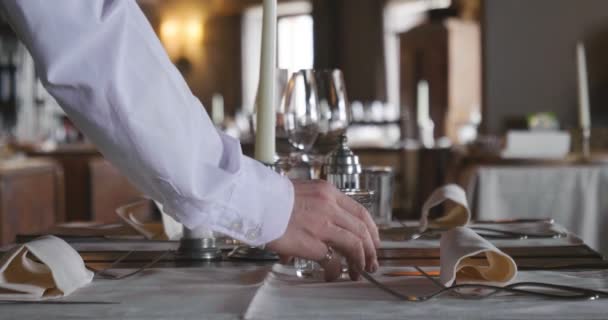 Vídeo Restaurante Luxo Garçom Homem Servindo Mesa Com Óculos — Vídeo de Stock