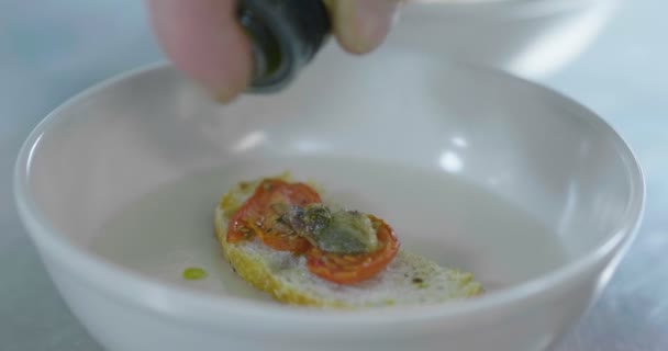 Ein Koch Einer Professionellen Küche Dekoriert Das Gericht Für Seine — Stockvideo