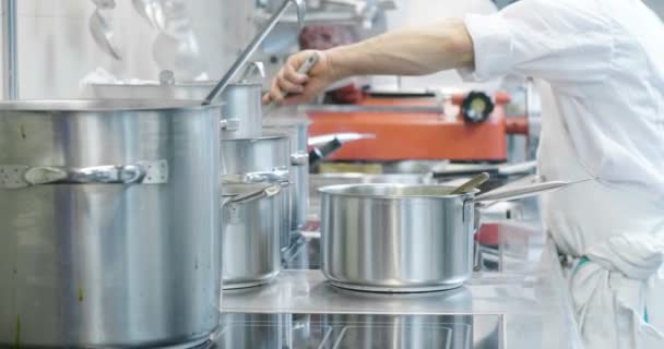 プロのキッチンで 料理人は料理鋼の鍋の彼のレストランの顧客のための食品です シェフ グルメ — ストック動画