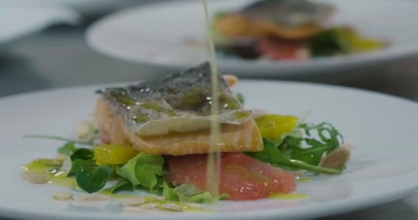 Ein Koch Einer Professionellen Küche Legt Das Lachsfilet Und Dekorationen — Stockvideo