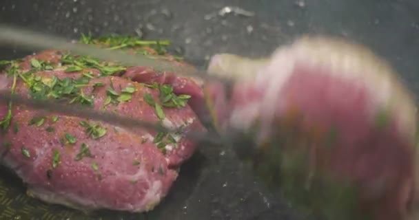 Cozinheiro Uma Cozinha Profissional Cozinha Lombo Macio Carne Uma Panela — Vídeo de Stock