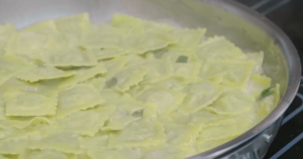 イタリアのパスタと自家製ラビオリの完全トレイ パスタ シェフ グルメ イタリア料理 — ストック動画