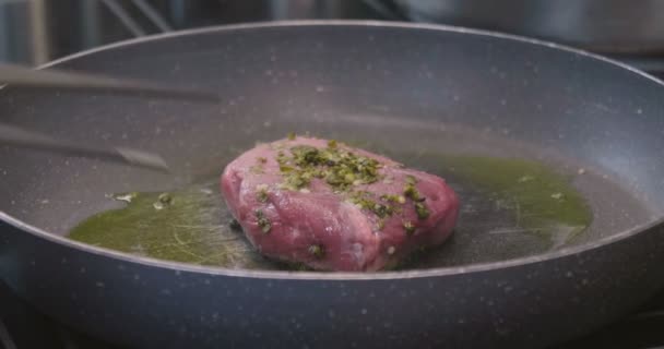 一个厨师 在一个专业的厨房里 在一个专业的平底锅里煮着一个嫩的肉 意大利菜 — 图库视频影像