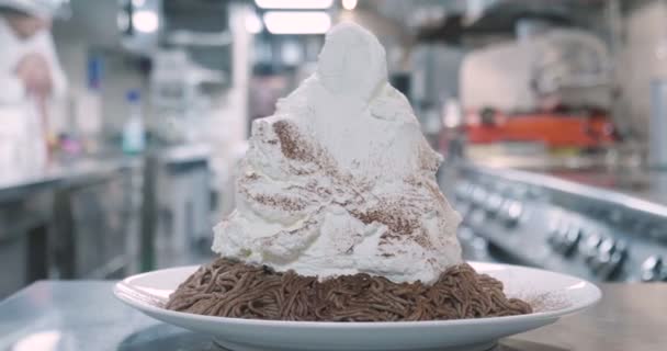 Vidéo Gâteau Avec Crème Blanche Sur Table Dans Cuisine Restaurant — Video