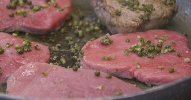 プロのキッチンで シェフは料理プロ フライパンで肉の柔らかいヒレ肉です シェフ グルメ イタリア料理 — ストック動画