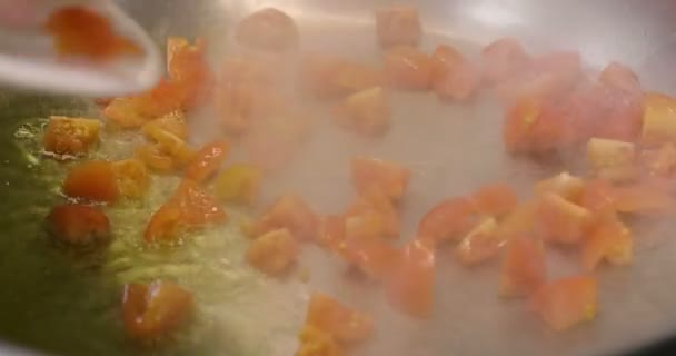 一个厨师在一个专业的厨房跳到一个平底锅红色的西红柿煮一个典型的意大利菜 意大利 意大利面食番茄酱 — 图库视频影像