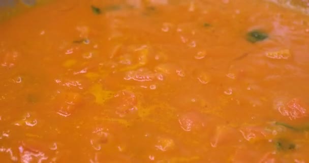一位厨师在专业的厨房里 跳过用新鲜的意大利面食切的红色西红柿 烹饪了一道典型的意大利菜 意大利 意大利面食番茄酱 — 图库视频影像