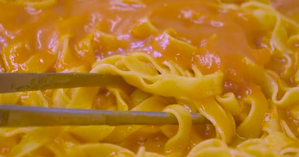 Chef Dans Une Cuisine Professionnelle Saute Les Tomates Rouges Coupées — Video