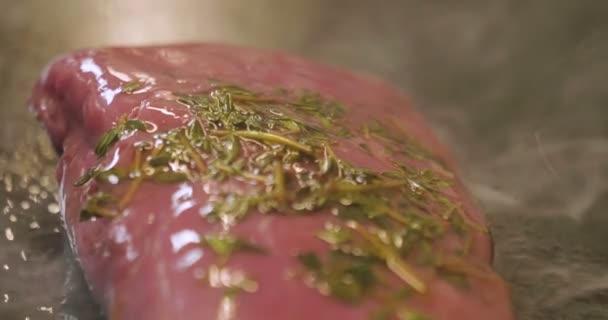 プロのキッチンで シェフは料理プロ フライパンで肉の柔らかいヒレ肉です シェフ グルメ イタリア料理 — ストック動画