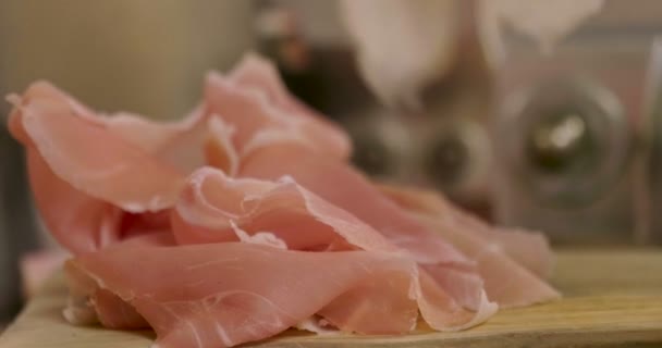 Chef Una Cocina Profesional Corta Jamón Crudo Italiano Con Rebanadora — Vídeo de stock