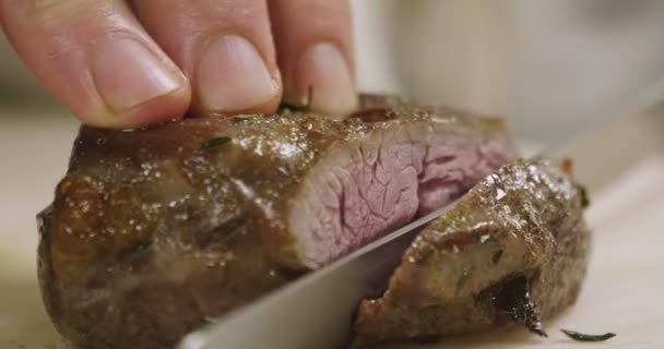 Uno Chef Una Cucina Professionale Crosta Filetto Carne Affettata Decora — Video Stock