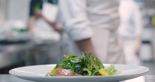 Číšník Nastaví Tabulky Restauraci Než Zákazníci Dorazí Používá Jemné Příbory — Stock video