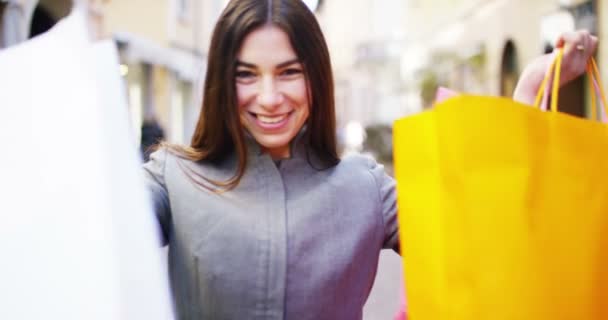 Close Van Video Van Shopper Vrouw Met Kleurrijke Boodschappentassen — Stockvideo