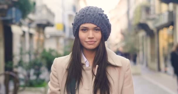 Slow Motion Video Mooie Kaukasische Brunette Vrouw Baret Hoed Glimlachend — Stockvideo