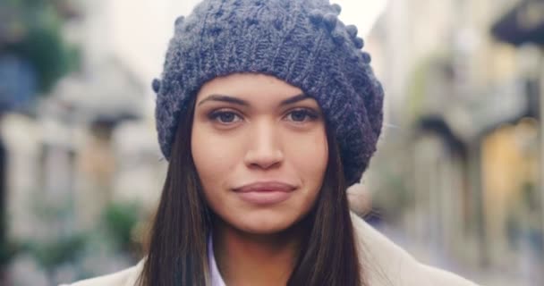 Cámara Lenta Video Hermosa Caucásica Morena Mujer Boina Sombrero Mirando — Vídeos de Stock