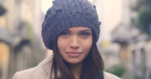 ベレー帽の帽子カメラ目線と買い物袋を運ぶながら笑顔でスロー モーション ビデオ 美しい白人ブルネット女性 — ストック動画