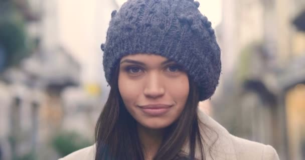 慢动作视频 美丽的高加索黑发女子贝雷帽携带购物袋 — 图库视频影像