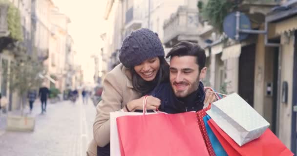 Genç Güzel Kız Kentin Dükkanlar Için Alışveriş Yaparken Alışveriş Sahiptir — Stok video