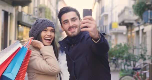 Ein Paar Junge Verlobte Oder Freunde Während Sie Einkaufen Zusammen — Stockvideo