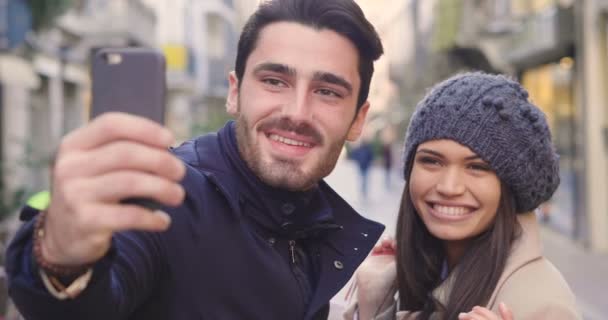 Ett Par Unga Engagerade Eller Vänner Medan Handlar Att Roligt — Stockvideo