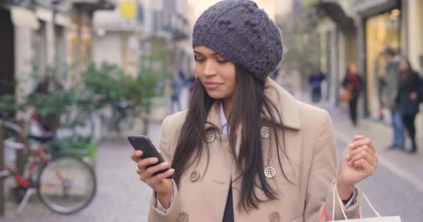 Beautiful Caucasian Brunette Woman Beret Hat Browsing Mobile Slow Motion — Stock Video