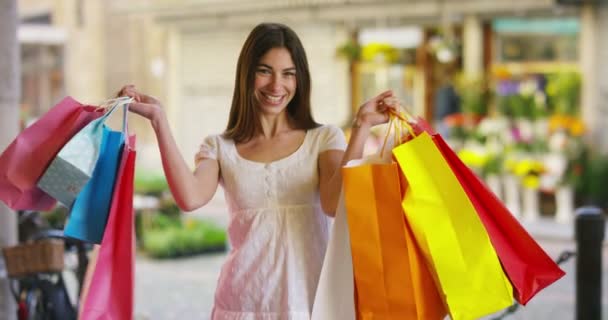 Video Lycklig Shopper Kvinna Håller Färgglada Shoppingkassar Och Står Gatan — Stockvideo