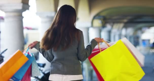 Video Sonriendo Girando Alrededor Mujer Caucásica Sosteniendo Coloridas Bolsas Compras — Vídeo de stock
