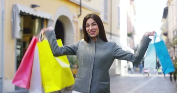 Vídeo Feliz Saltando Cliente Mulher Segurando Coloridos Sacos Compras — Vídeo de Stock